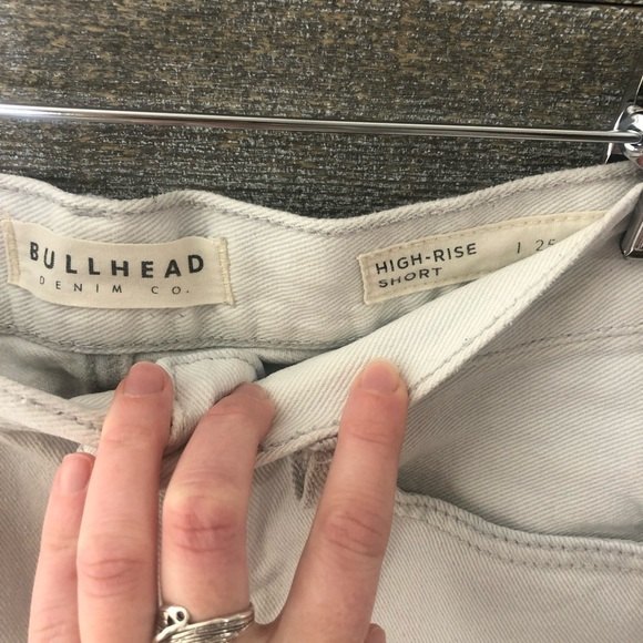 Bullhead size 25 high rise distressed frayed denim short - Picture 3 of 4